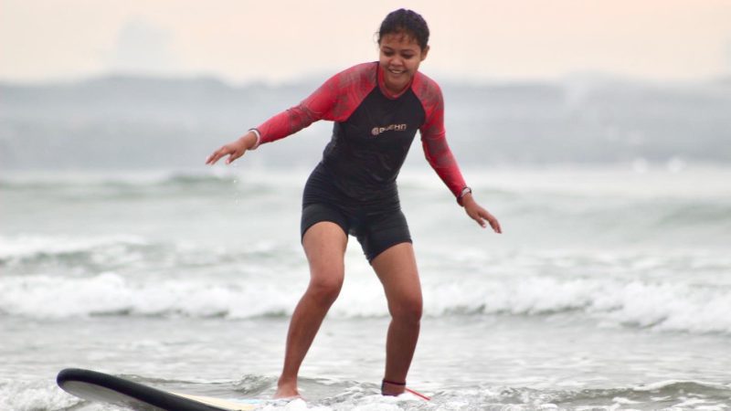 Surfing လုပ်ရင် ရေကူးတတ်စရာလိုလား .. ??